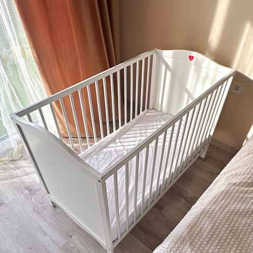 Weißes baby gitterbett mit - weißes,